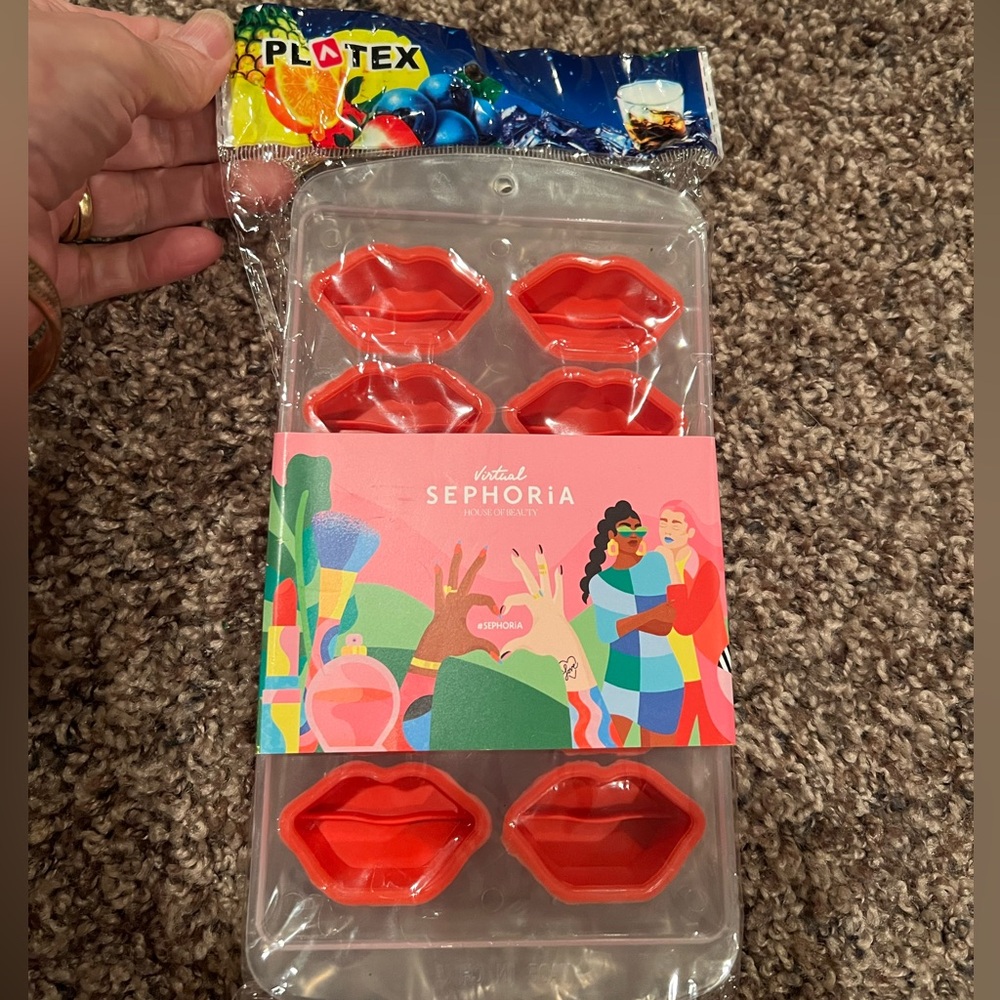 Sephora Virtual Sephoria Lip Shaped Ice Cube Tray, new in sealed package
